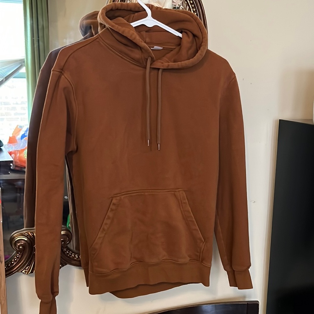 The dark orage color scheme is perfect for the height of fall. A cozy touch!